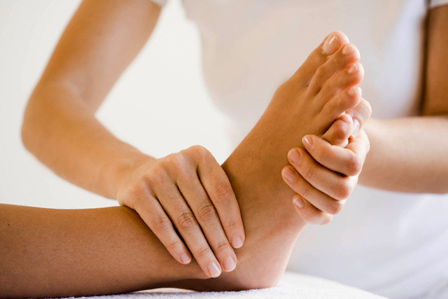 Как лечить плоскостопие в домашних условиях: упражнения и массаж