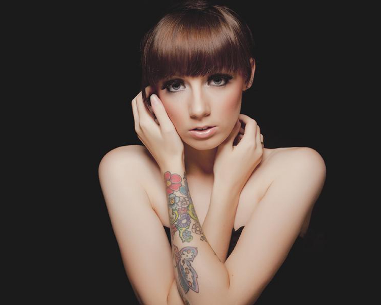 Фото женских татуировок на пояснице, руке, спине, шее