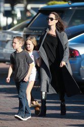 Дала о себе знать: Анджелина Джоли с детьми в Малибу