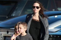 Дала о себе знать: Анджелина Джоли с детьми в Малибу