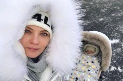 Звездный Instagram: зимние развлечения и фото в бикини