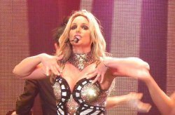 Голая грудь Бритни Спирс выпрыгнула из костюма во время концерта