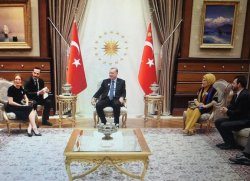 Линдси Лохан снова навестила сирийских беженцев в Турции