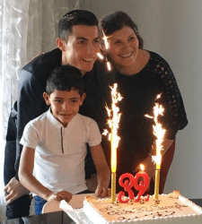 Криштиану Роналду встретил 32-й день рождение с мамой и сыном