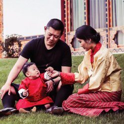 Король и королева Бутана опубликовали новую фотографию подросшего сына