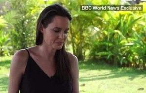 Анджелина Джоли впервые рассказала о разводе с Брэдом Питтом: "Я справляюсь"