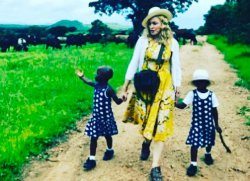 Мадонна показала удочеренных девочек-близнецов
