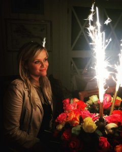 Риз Уизерспун поделилась снимками с празднования своего дня рождения