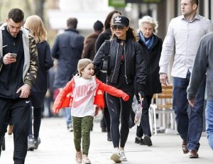 Виктория Бекхэм с дочерью Харпер на прогулке