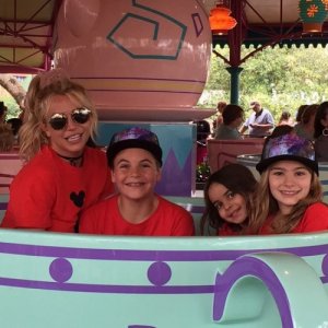 Бритни Спирс отдыхает с детьми в парке развлечений