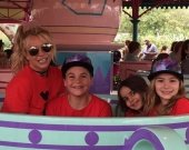 Бритни Спирс отдыхает с детьми в парке развлечений