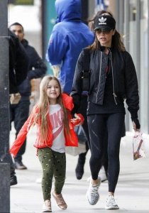 Виктория Бекхэм с дочерью Харпер на прогулке