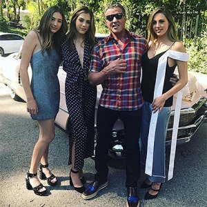 Сталлоне поделился новым снимком с дочерьми
