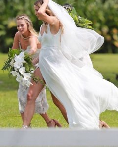 Марго Робби стала подружкой невесты на гавайской свадьбе