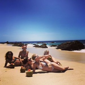 Кэти Перри опубликовала фото с отдыха у океана