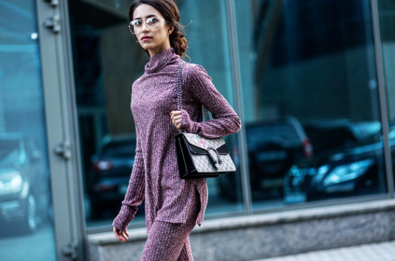Как модные девушки одеваются осенью: 80 стильных образов из Instagram