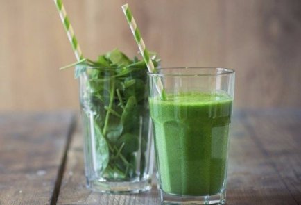 Зеленый витаминный коктейль с отрубями