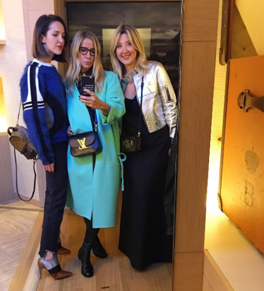 Как модные девушки одеваются осенью: 80 стильных образов из Instagram