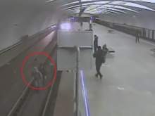 В столичном метро полицейский спас пассажира, бросившись под поезд