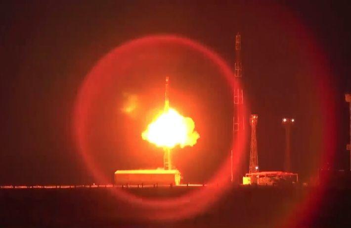 В РФ провели испытания межконтинентальной баллистической ракеты "Тополь"