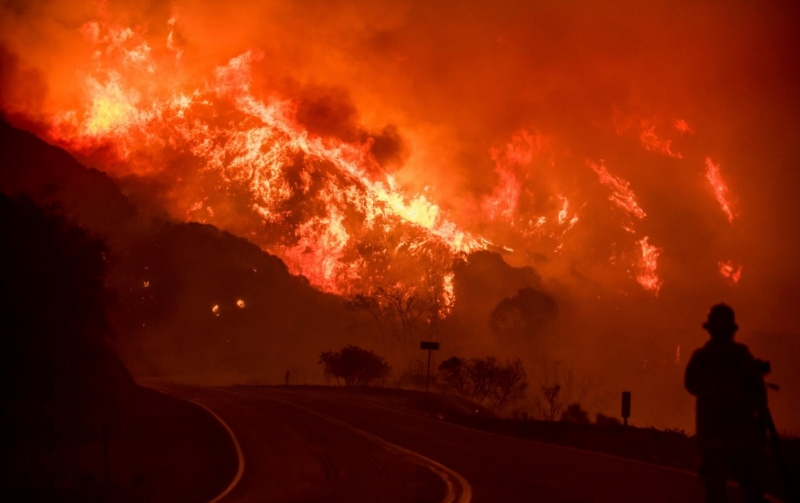 Сильный ветер мешает бороться с пожарами в Калифорнии