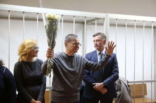 Улюкаеву перед оглашением приговора вручили букет белых роз