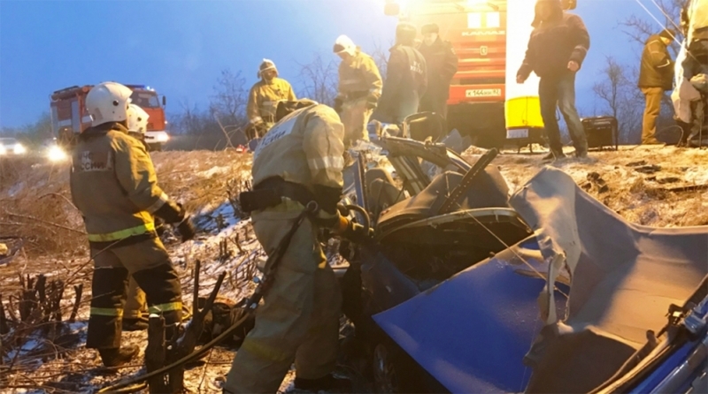 Жуткое ДТП в Крыму: машину разорвало пополам, трое погибших