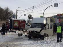 На Урале пенсионеры растащили колбасу и пельмени, выпавшие из грузовика после ДТП