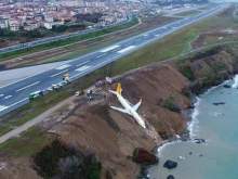 Стала известна причина инцидента с повисшим над морем самолетом в Турции