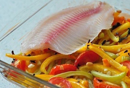 Рыбное филе с запеченными овощами в духовке