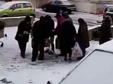 В Сети показали видео, как пенсионеры в Серпухове набросились на тележку с просрочкой из магазина