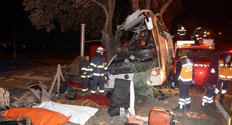 Школьный автобус протаранил деревья в Турции: 11 погибших, 44 раненых