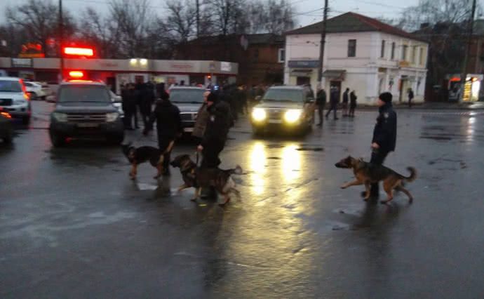 В Харькове мужчина с взрывчаткой взял в заложники 9 взрослых и двух детей