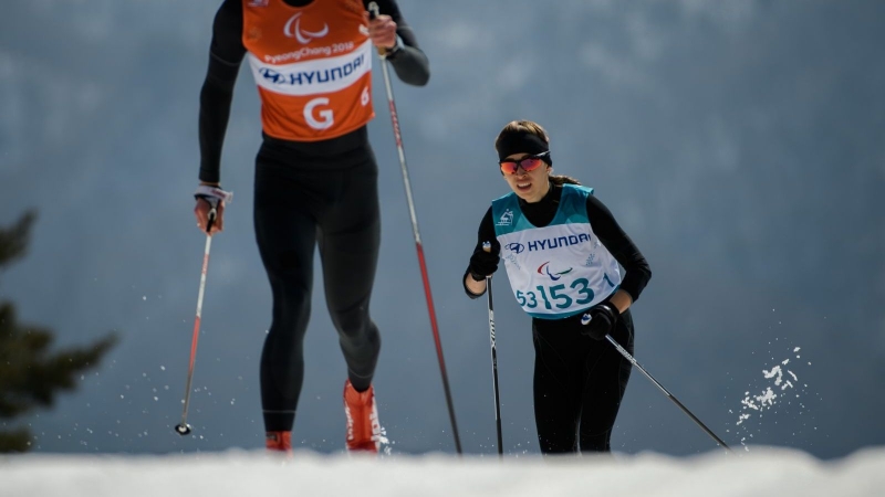 Лысова выиграла серебро Паралимпиады в лыжном спринте среди слабовидящих