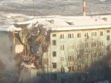 В Мурманске из-за взрыва газа рухнул жилой дом: есть жертвы