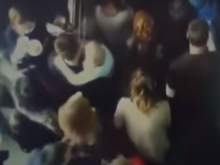 Опубликовано видео давки на лестнице во время пожара в "Зимней вишне"