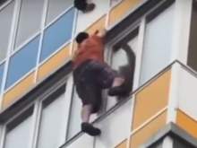 В Красноярске мужчина, убегавший от полицейских, выпал с 10-го этажа