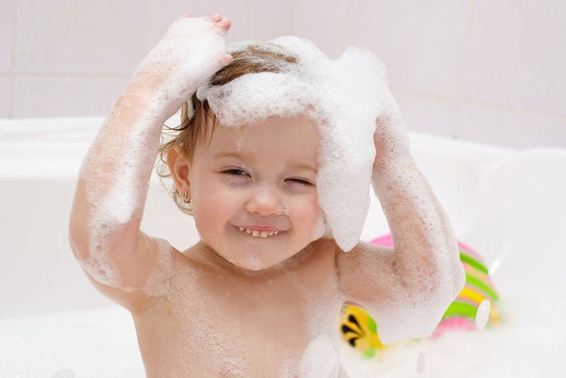 Моем голову с удовольствием: 7 верных способов уговорить ребенка помыть голову без слез