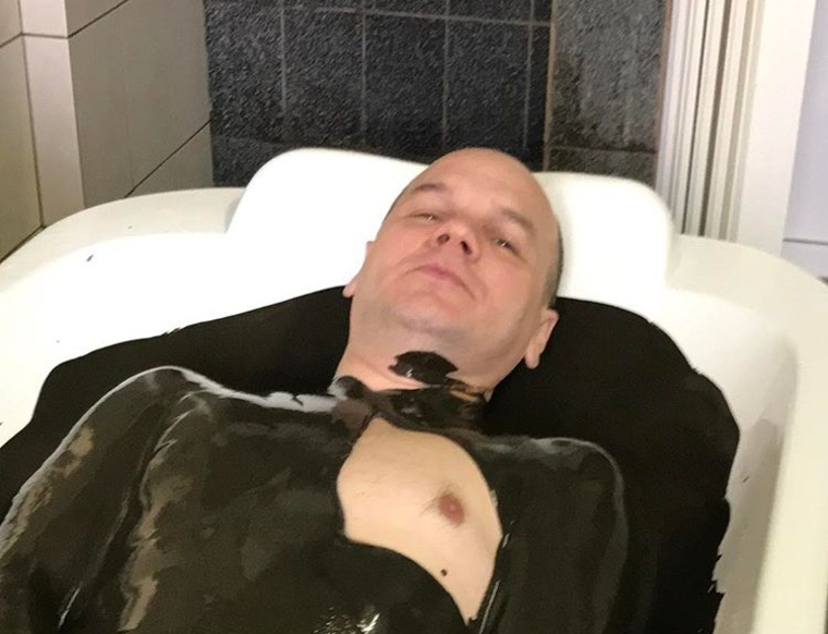 Югорский мэр, искупавшийся в ванне с нефтью, найден мертвым