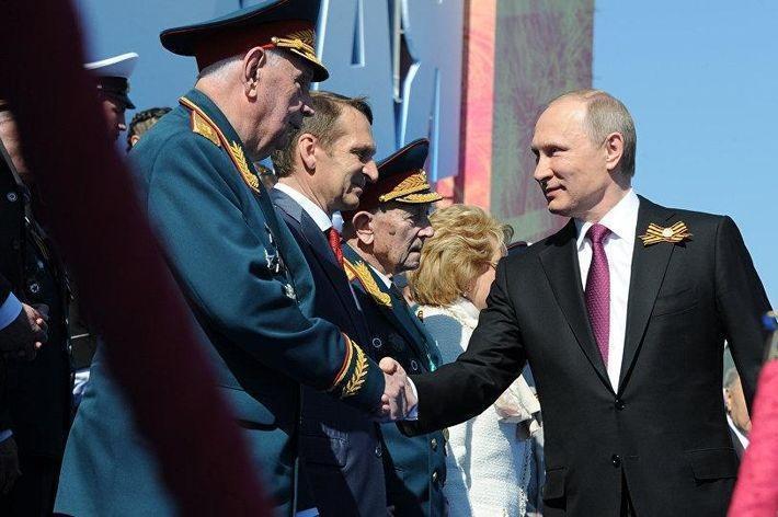 Путин пригласил с собой ветерана, которого оттеснила от него охрана. Видео