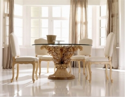 Стеклянный стол – прекрасное дополнение к интерьеру