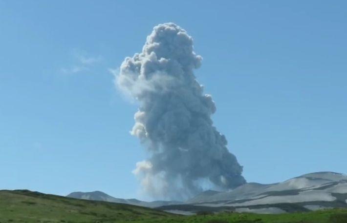 На Курилах вулкан Эбеко выбросил мощный столб пепла