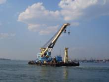 Авария на Крымском мосту: плавучий кран врезался в опору