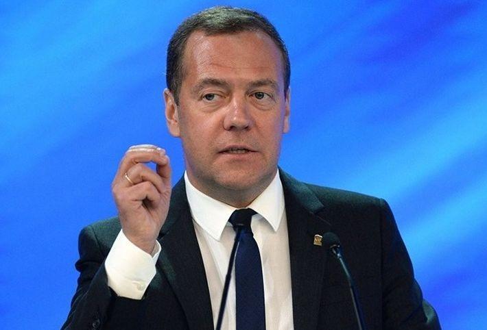 Медведев считает необходимым контролировать реализацию закона о пенсиях