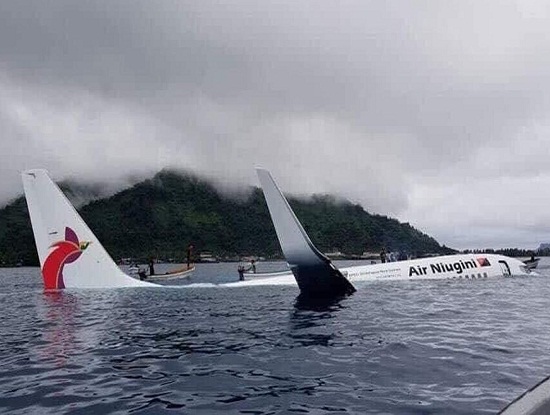 В Микронезии пассажирский Boeing-737 выкатился в море при посадке