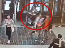 Россиянка, пробившая стеклянную дверь в метро, перепугала ИноСМИ