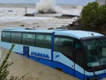 Под Новороссийском шторм смыл в море рейсовый автобус