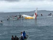 В Микронезии пассажирский Boeing-737 выкатился в море при посадке