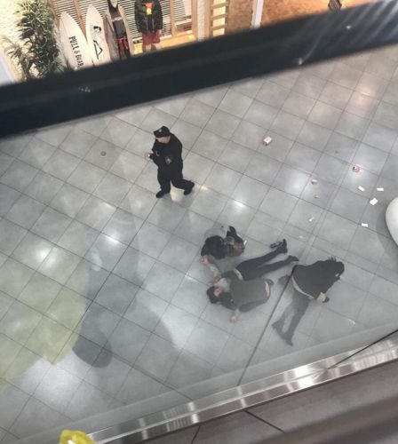Девушка разбилась в московском ТЦ, делая селфи на перилах