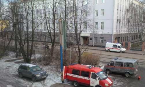 У здания ФСБ в Архангельске произошел взрыв: есть погибший
